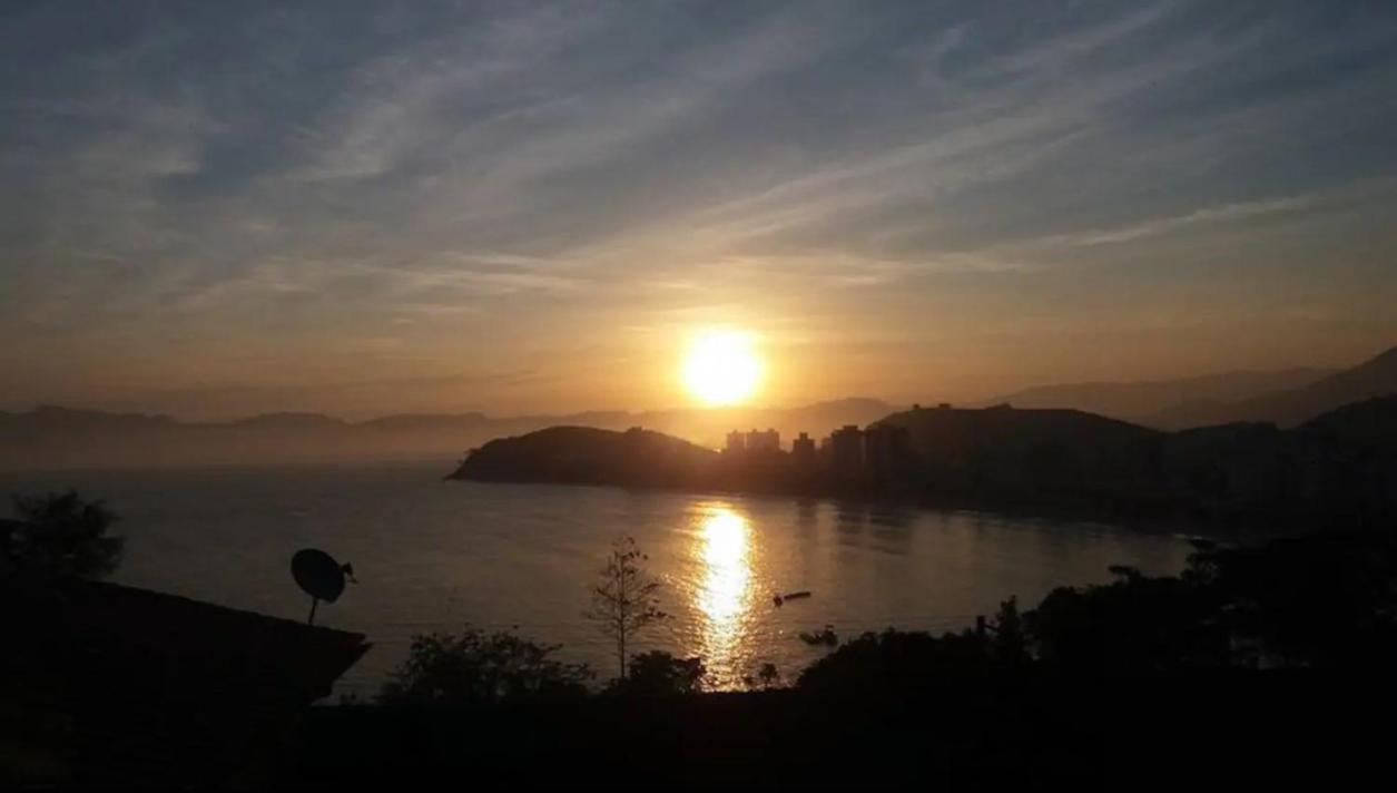 Por De Sol No Mar Da Cama Vila Caraguatatuba Exterior foto